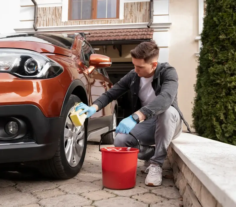Lavage auto à domicile Plouguernével : professionnel intervenant sur un véhicule
